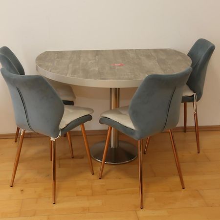 Downtown Bliss Modern Retreat With Free Parking And Fast Internet 600 Mbits Lejlighed Wien Eksteriør billede