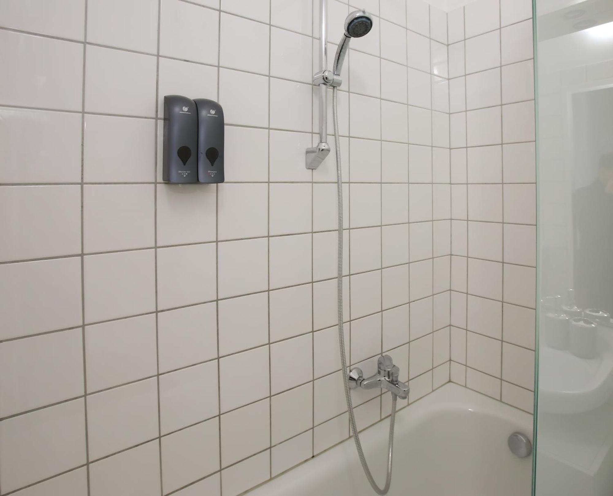 Downtown Bliss Modern Retreat With Free Parking And Fast Internet 600 Mbits Lejlighed Wien Eksteriør billede