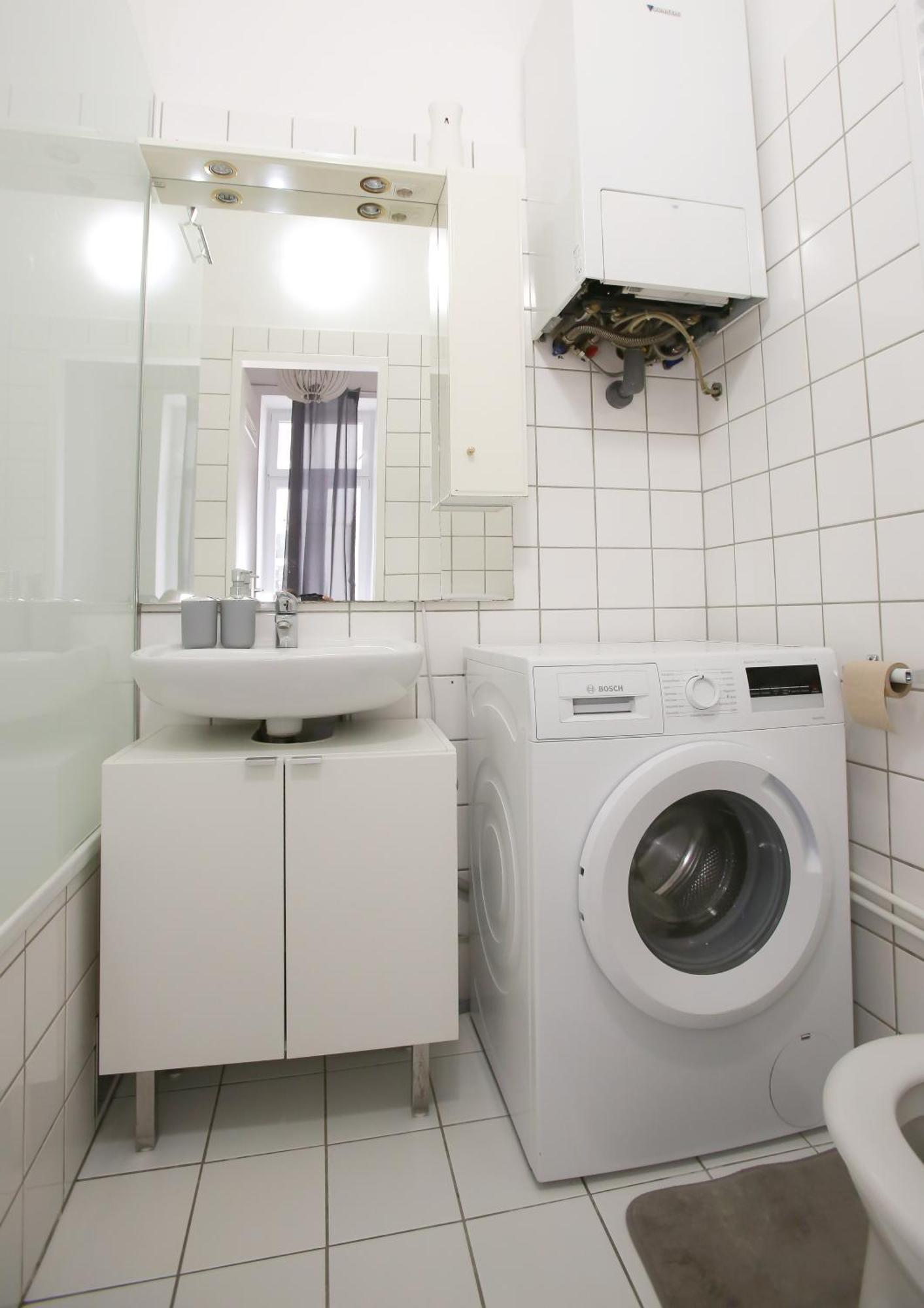 Downtown Bliss Modern Retreat With Free Parking And Fast Internet 600 Mbits Lejlighed Wien Eksteriør billede